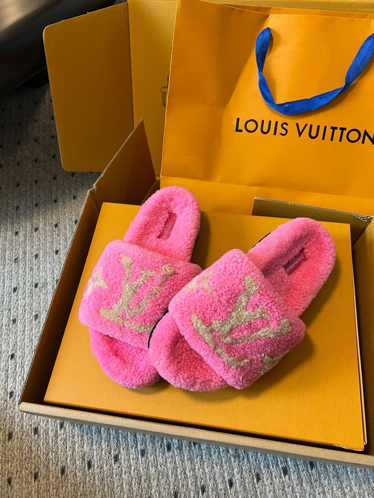 SLIPPER IN BRIGHT PINK FLEECE WITH CAMEL BEIGE LOGO