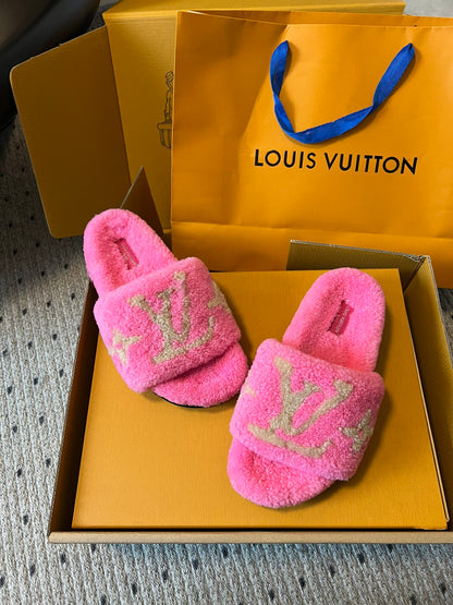 SLIPPER IN BRIGHT PINK FLEECE WITH CAMEL BEIGE LOGO