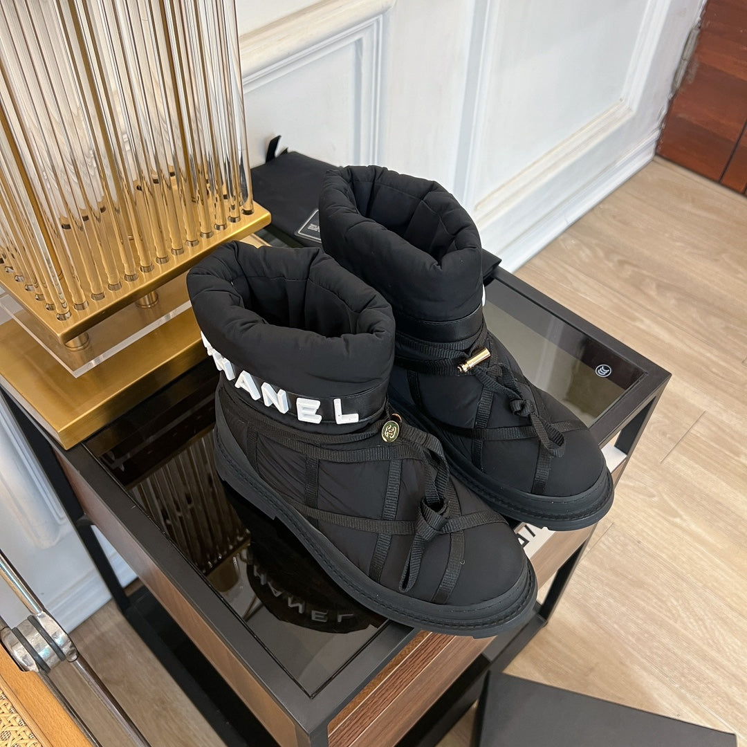 SKI BOOTS IN BLACK QUILTED COTTON
