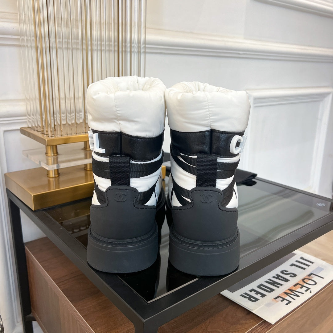 SKI BOOTS IN WHITE MIX BLACK QUILTED COTTON