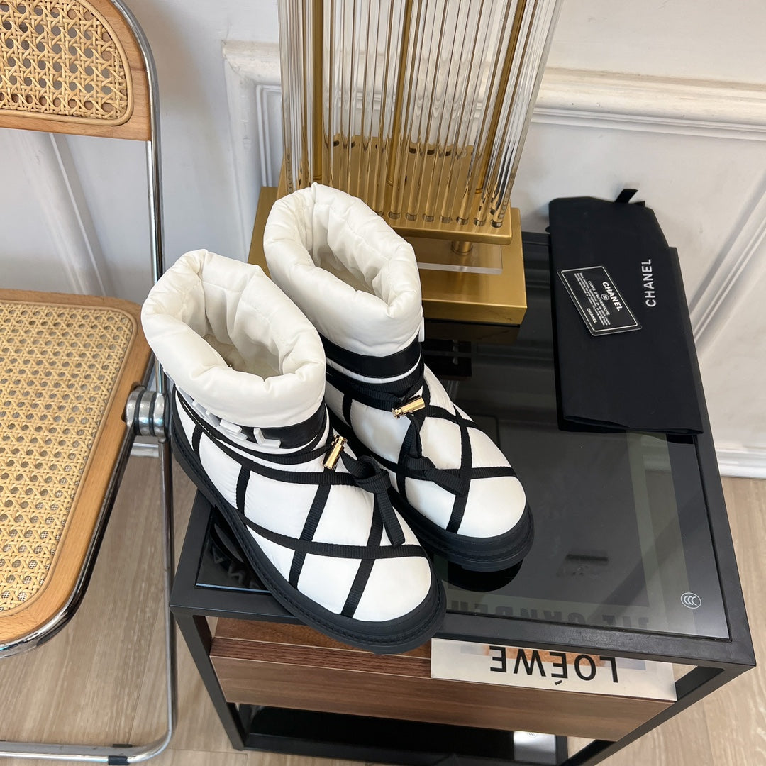 SKI BOOTS IN WHITE MIX BLACK QUILTED COTTON