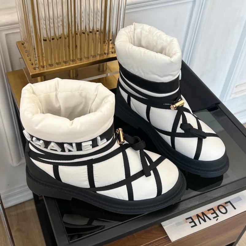 SKI BOOTS IN WHITE MIX BLACK QUILTED COTTON
