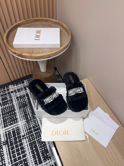 THICK-SOLE SLIPPERS BLACK SHEARLING WITH EMBROIDERED LOGO
