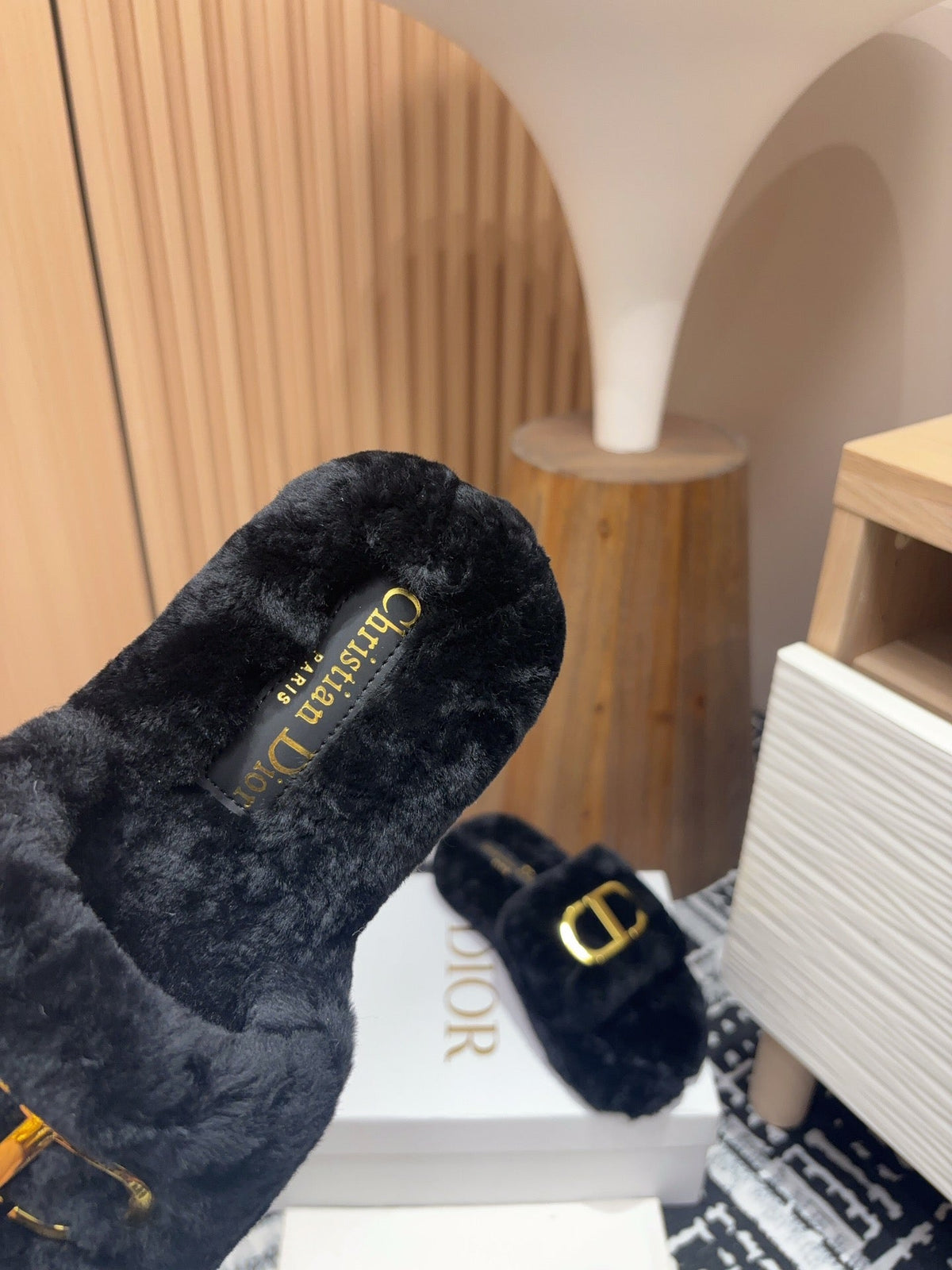 THICK-SOLE SLIPPER IN BLACK FLEECE WITH GOLD LOGO