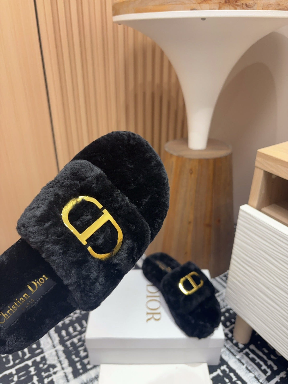 THICK-SOLE SLIPPER IN BLACK FLEECE WITH GOLD LOGO