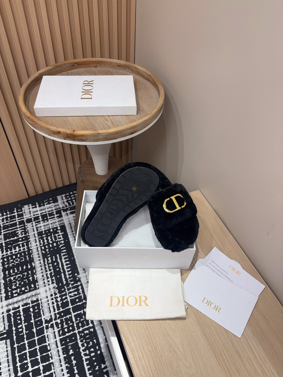 THICK-SOLE SLIPPER IN BLACK FLEECE WITH GOLD LOGO