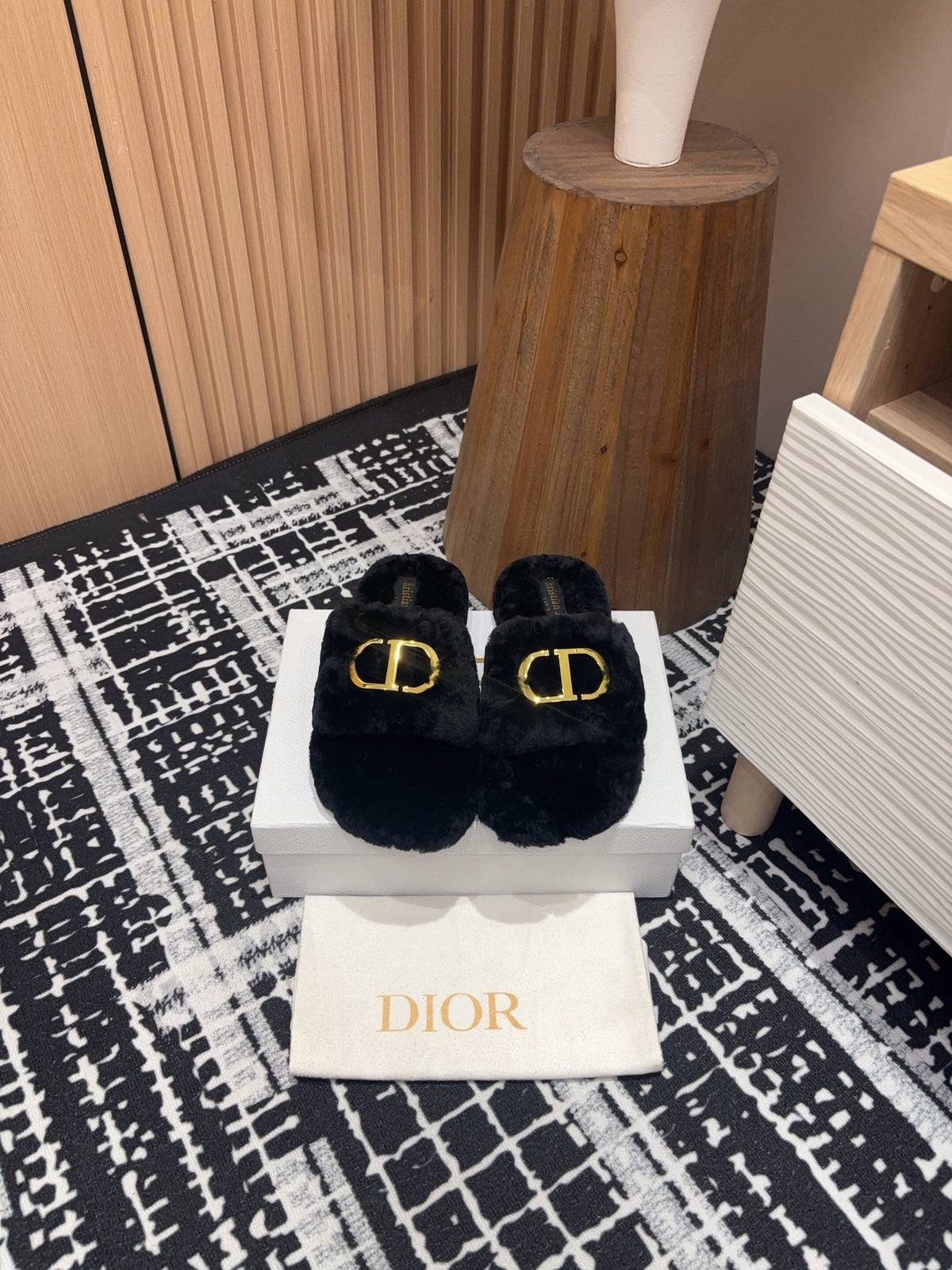 THICK-SOLE SLIPPER IN BLACK FLEECE WITH GOLD LOGO