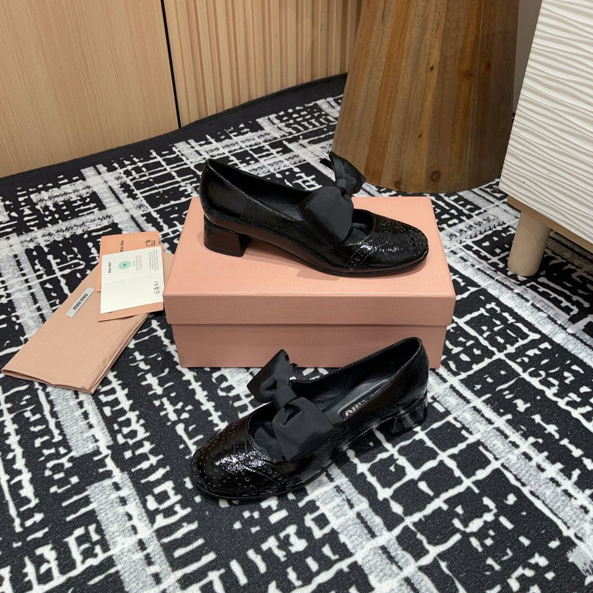 MARY JANE MID HEEL PUMPS IN BLACK PATENT LAMBSKIN WITH BOW