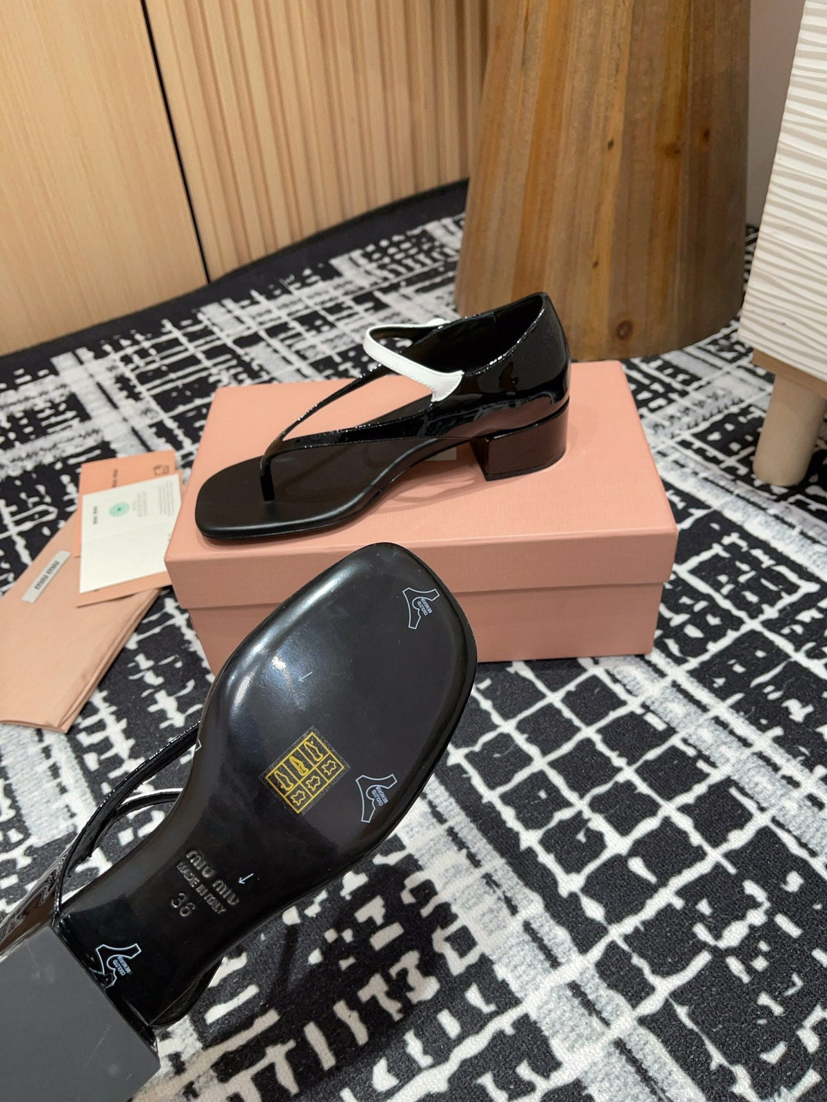 HIGH THONG SANDALS WITH WHITE STRAP IN BLACK GLOSSY LAMBSKIN