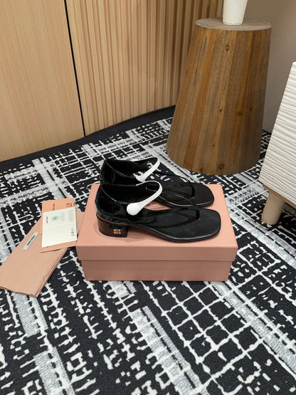 HIGH THONG SANDALS WITH WHITE STRAP IN BLACK GLOSSY LAMBSKIN