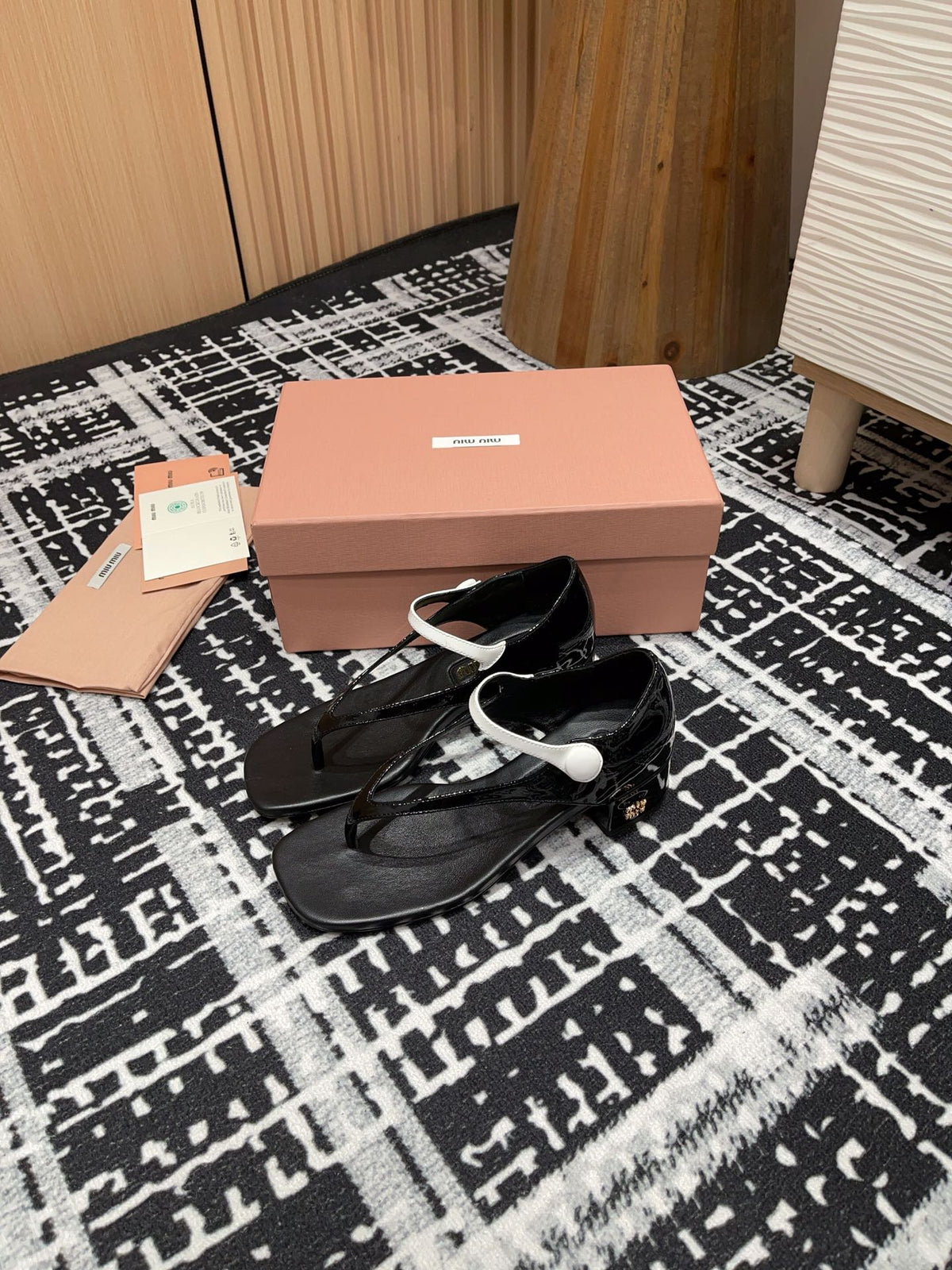 HIGH THONG SANDALS WITH WHITE STRAP IN BLACK GLOSSY LAMBSKIN