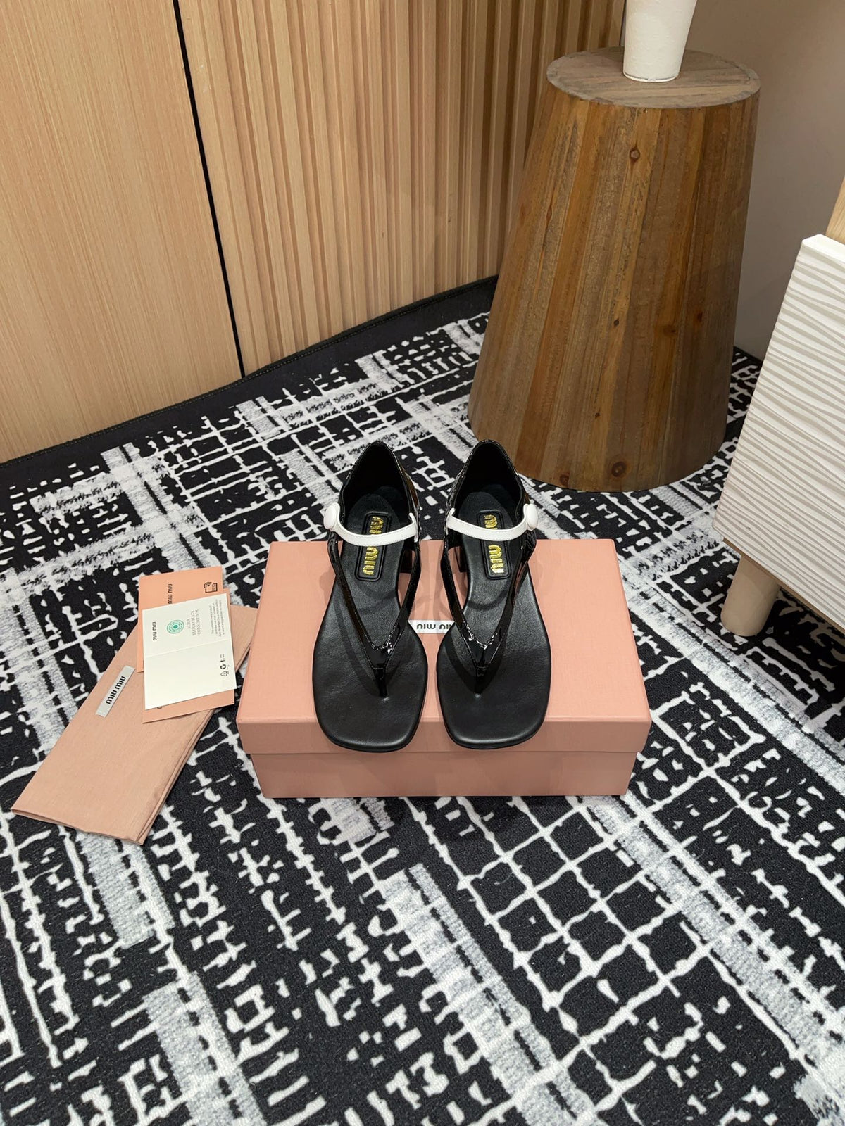HIGH THONG SANDALS WITH WHITE STRAP IN BLACK GLOSSY LAMBSKIN