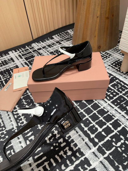 HIGH THONG SANDALS WITH WHITE STRAP IN BLACK GLOSSY LAMBSKIN