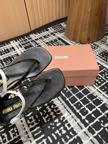 HIGH THONG SANDALS WITH WHITE STRAP IN BLACK GLOSSY LAMBSKIN