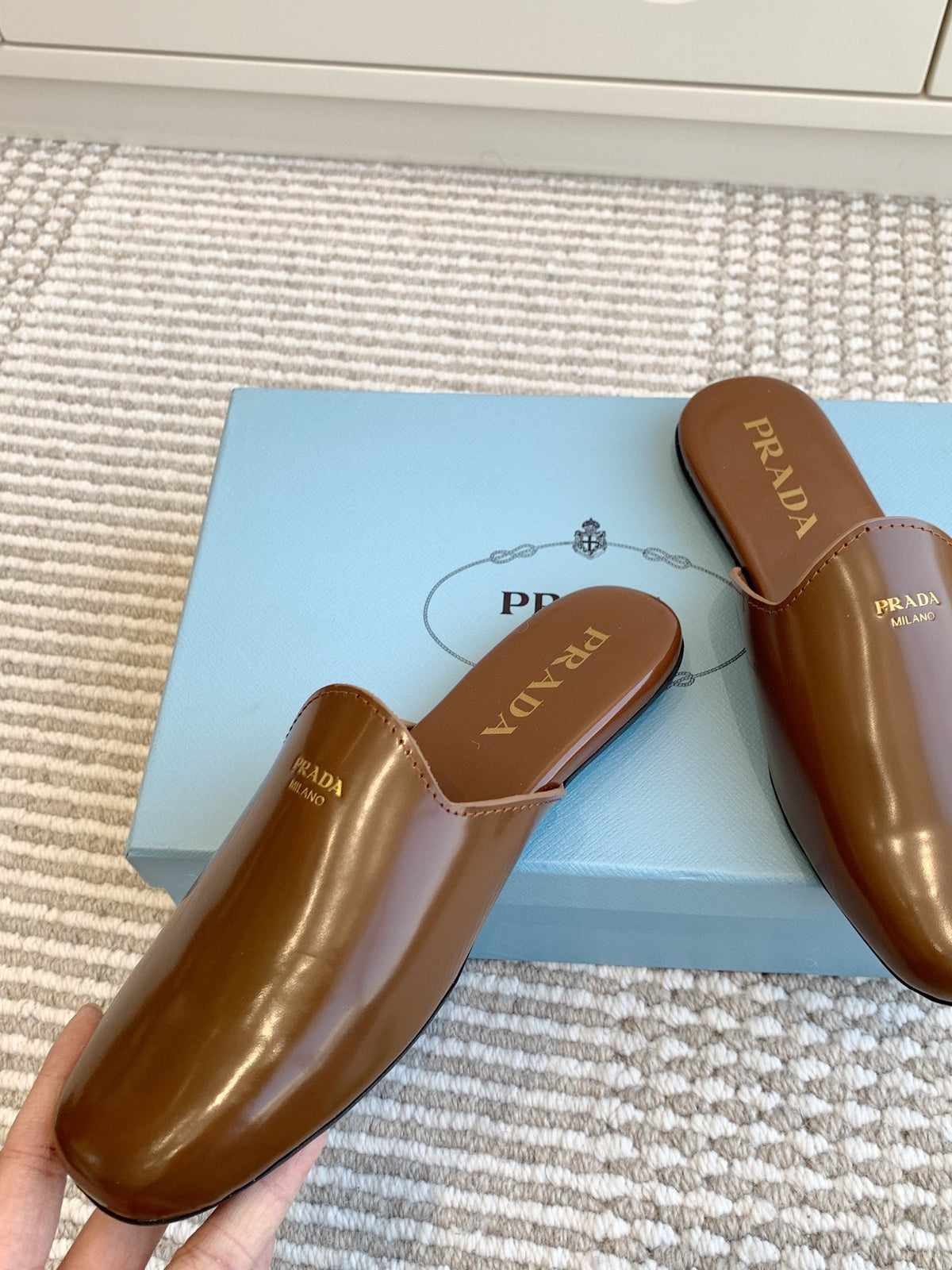 MULES IN BROWN GLOSSY SHEEPSKIN GOLD LETTERING LOGO
