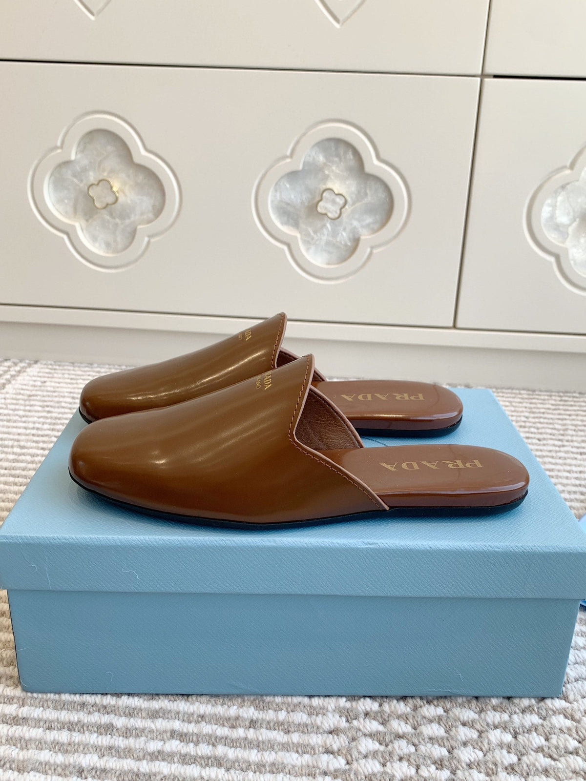 MULES IN BROWN GLOSSY SHEEPSKIN GOLD LETTERING LOGO