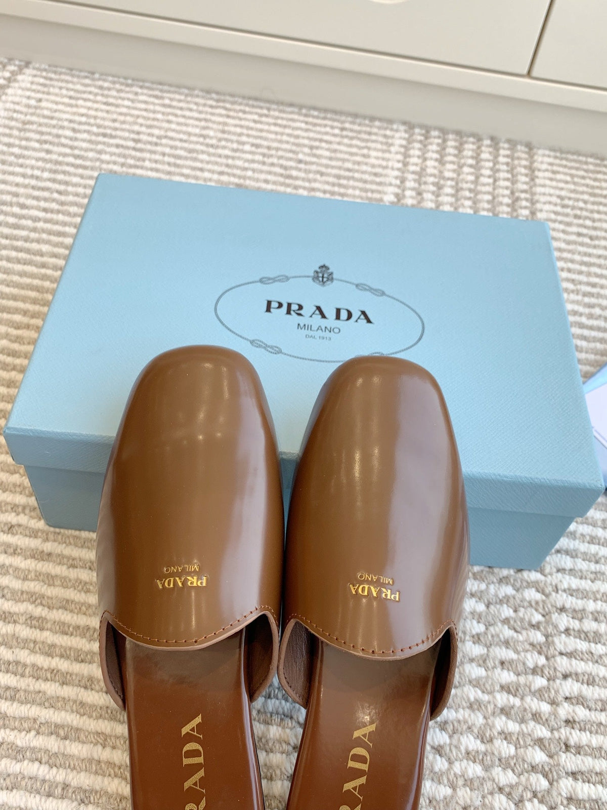 MULES IN BROWN GLOSSY SHEEPSKIN GOLD LETTERING LOGO
