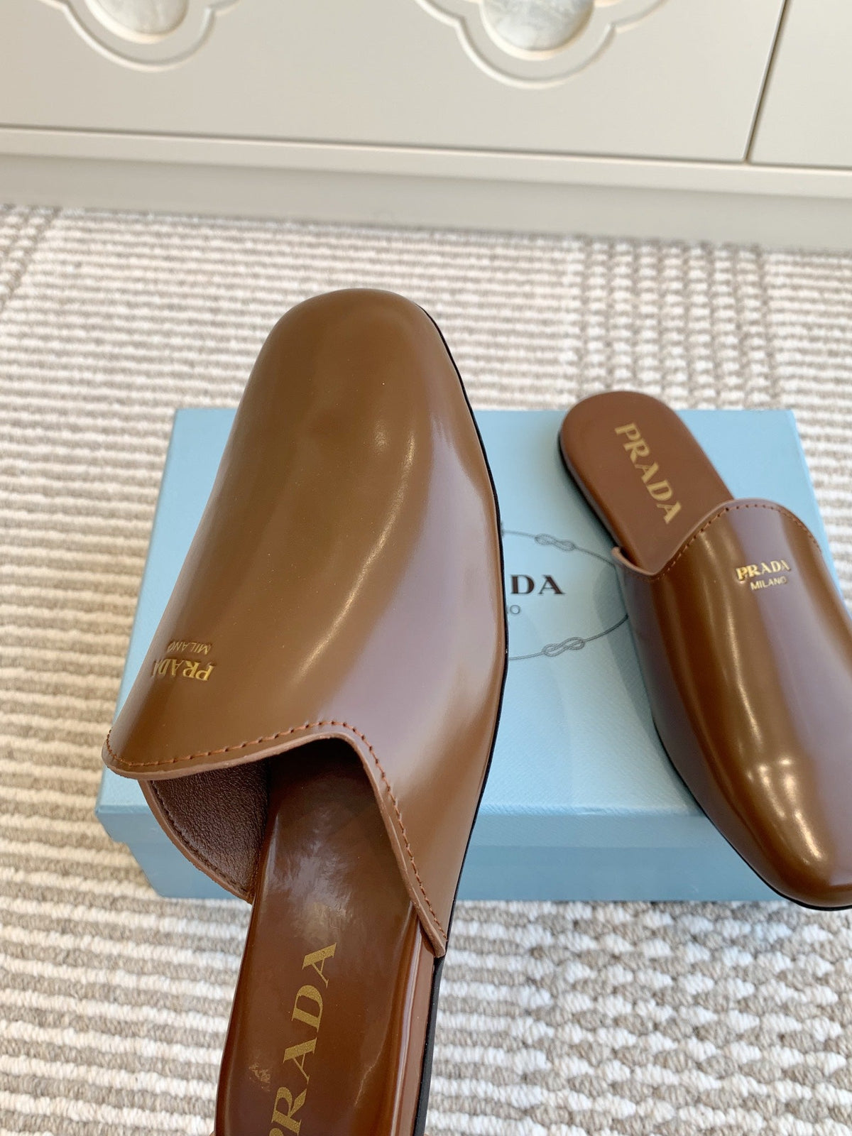 MULES IN BROWN GLOSSY SHEEPSKIN GOLD LETTERING LOGO