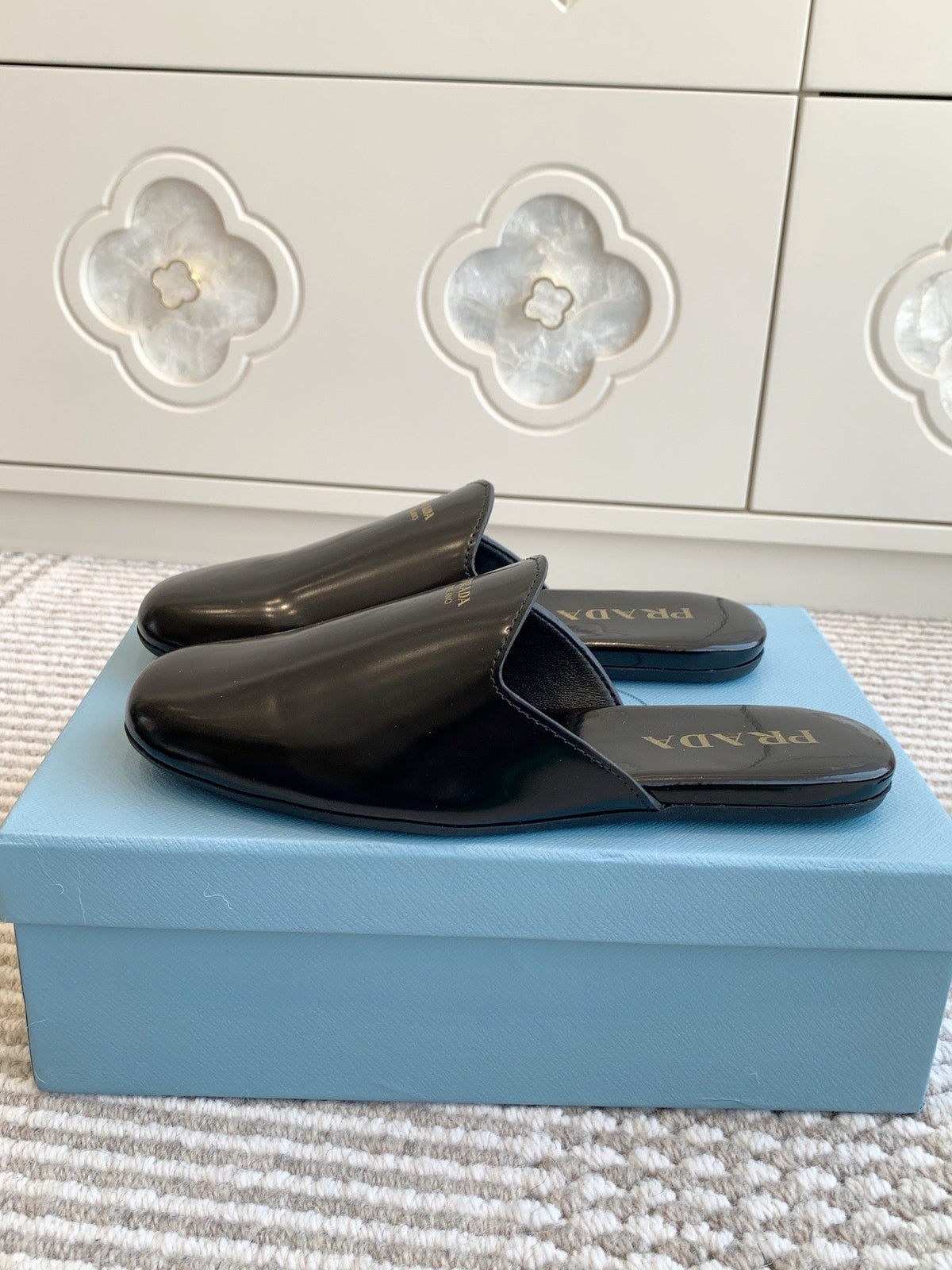 MULES IN BLACK GLOSSY SHEEPSKIN GOLD LETTERING LOGO