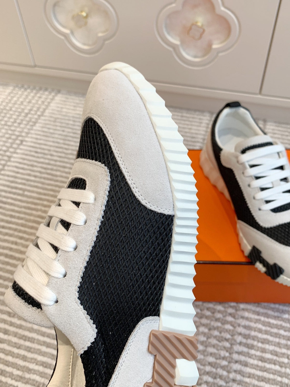 BOUNCING SNEAKER IN BLACK GRAPHIC MESH AND PASTEL GRAY SUEDE