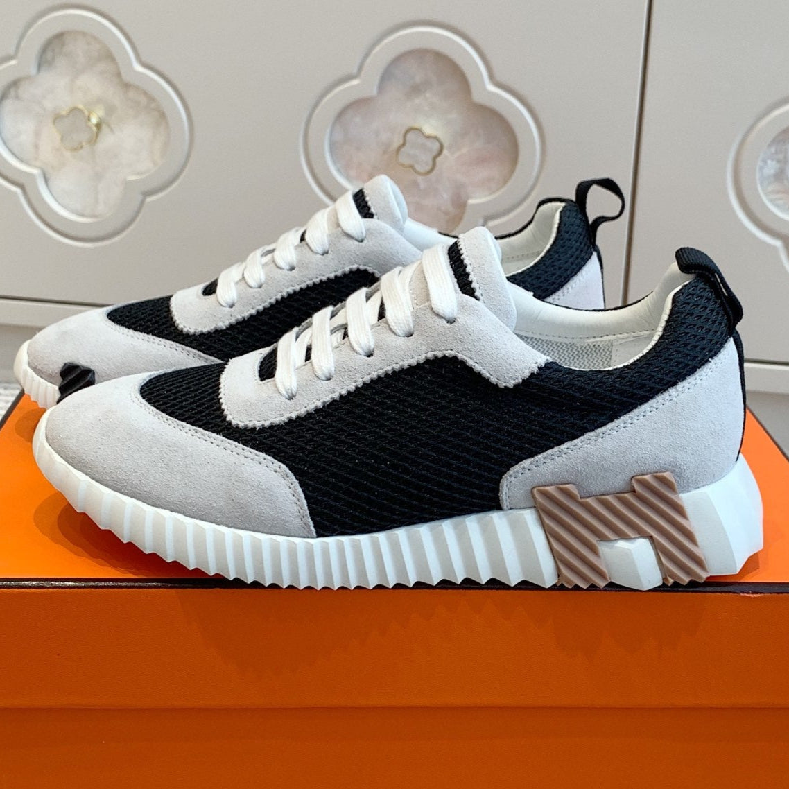 BOUNCING SNEAKER IN BLACK GRAPHIC MESH AND PASTEL GRAY SUEDE