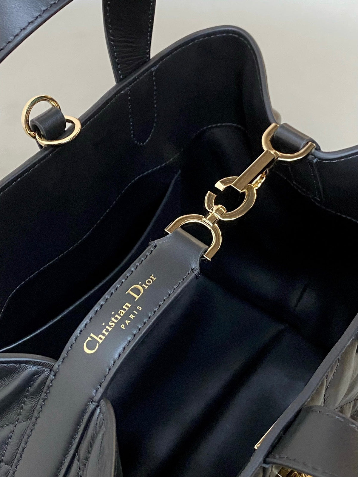MEDIUM TOUJOURS BUCKET BAG 22 IN BLACK CANNAGE CALFSKIN