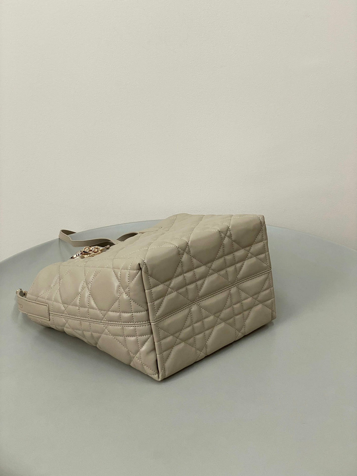 MEDIUM TOUJOURS BUCKET BAG 22 IN BEIGE CANNAGE CALFSKIN