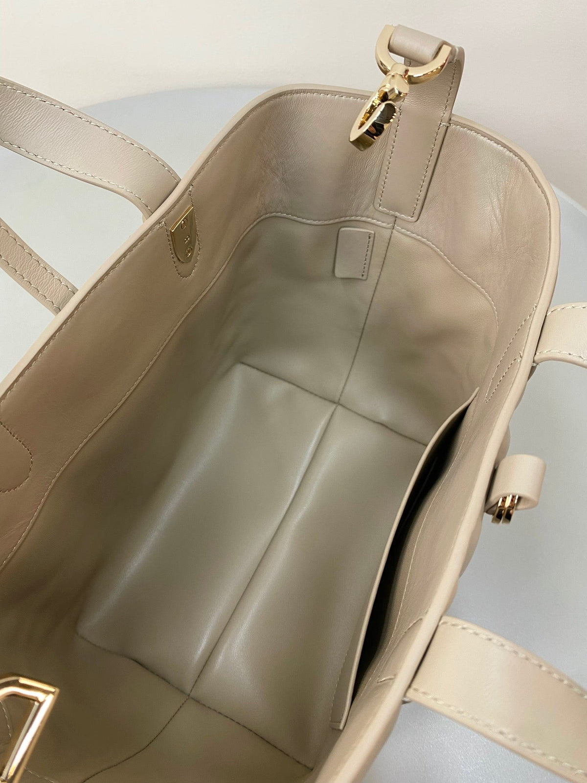 MEDIUM TOUJOURS BUCKET BAG 22 IN BEIGE CANNAGE CALFSKIN