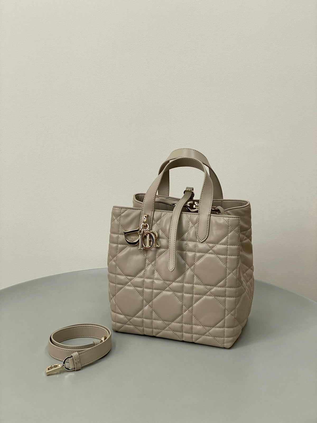 MEDIUM TOUJOURS BUCKET BAG 22 IN BEIGE CANNAGE CALFSKIN