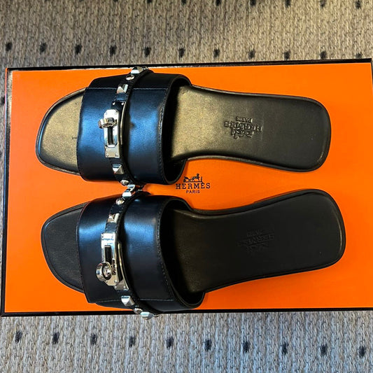 GIULIA FLAT SANDAL IN BLACK CALFSKIN