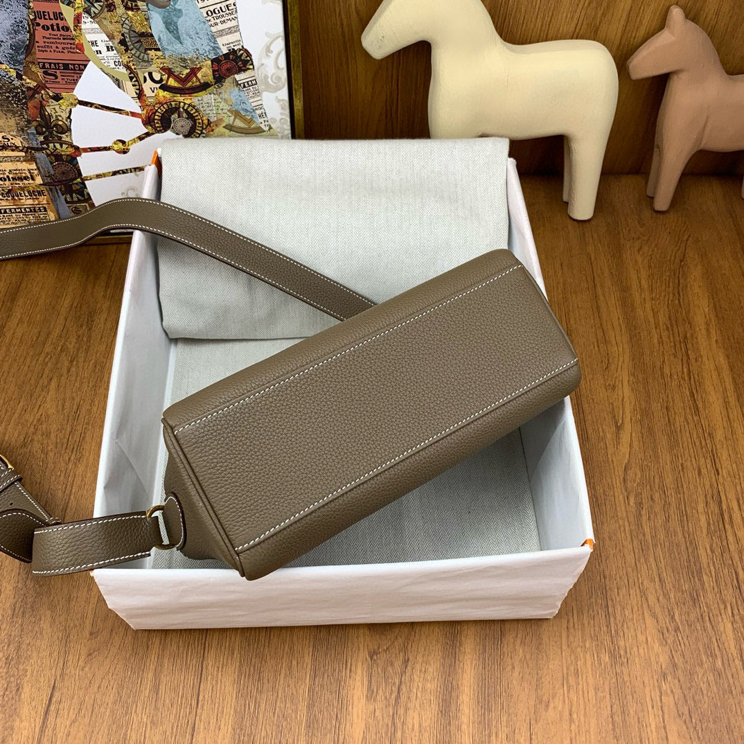 HERM KELLY MESSENGER 25