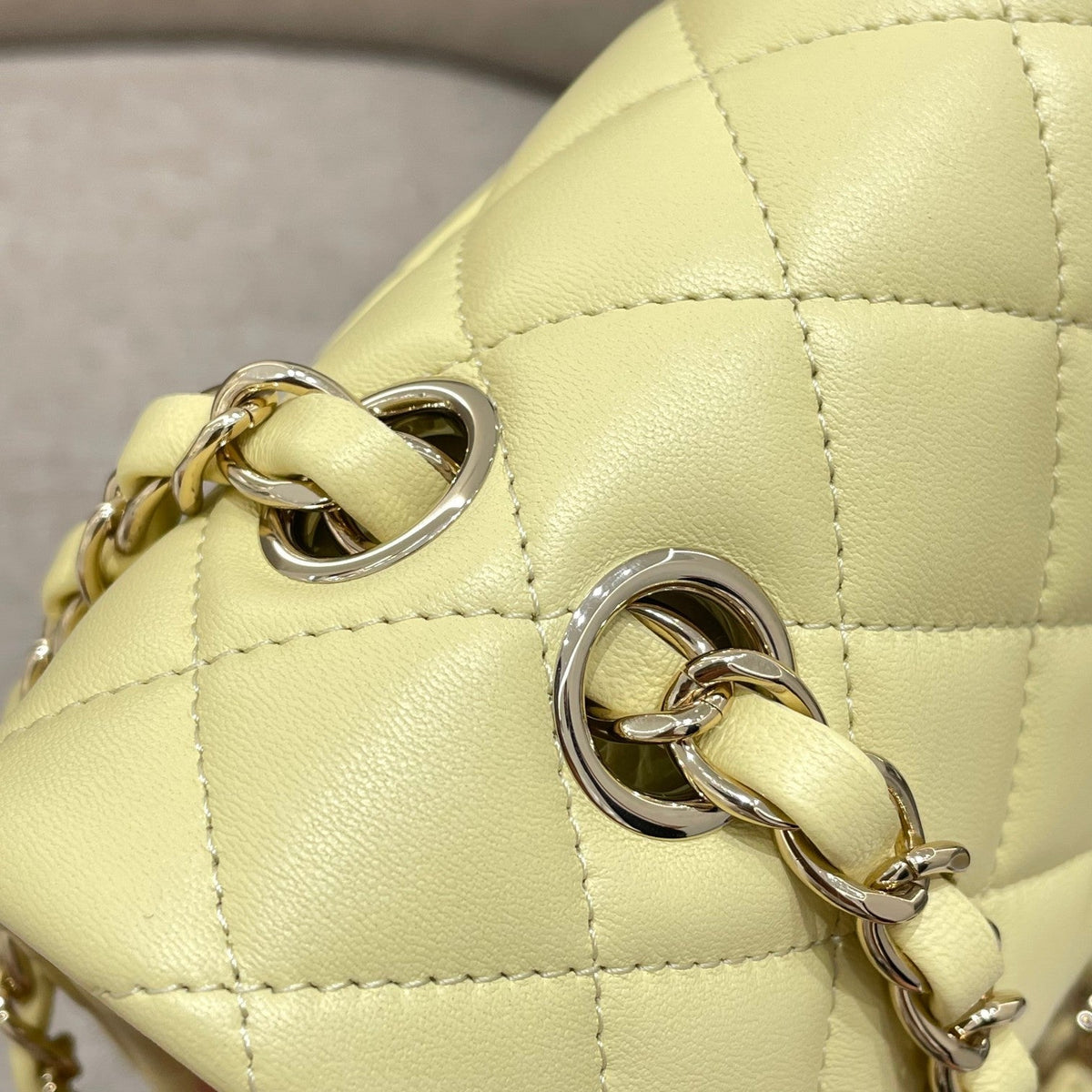 FLAP BAG 23CM PASTEL YELLOW LAMBSKIN GOLD HARDWARE
