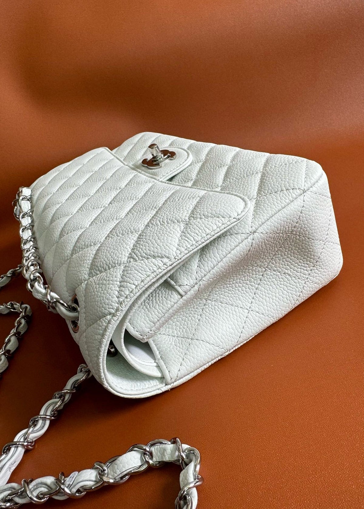 FLAP BAG 25 IN WHITE CAVIAR LAMBSKIN SILVER HARDWARE