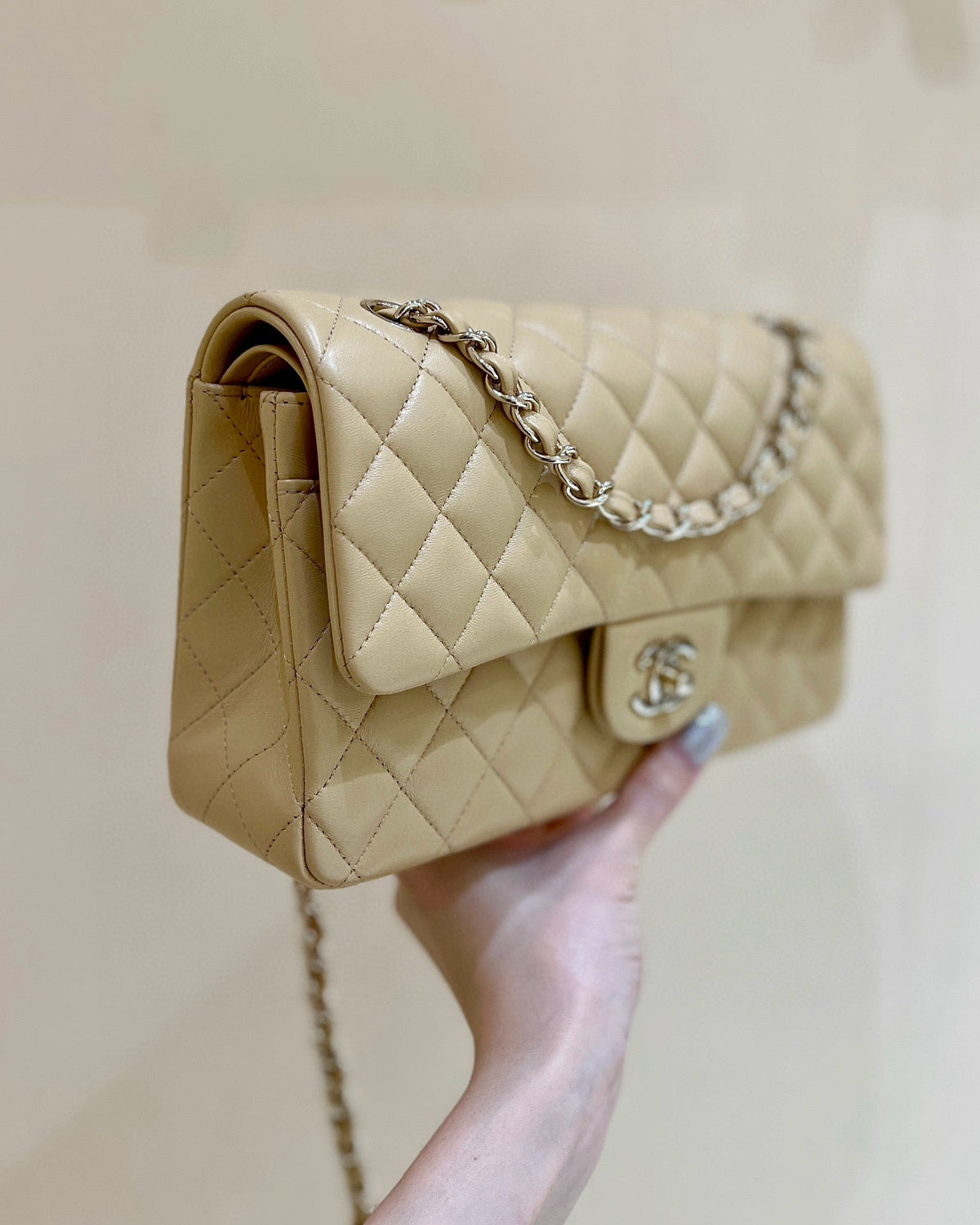 FLAP BAG 25 IN BEIGE LAMBSKIN GOLD HARDWARE