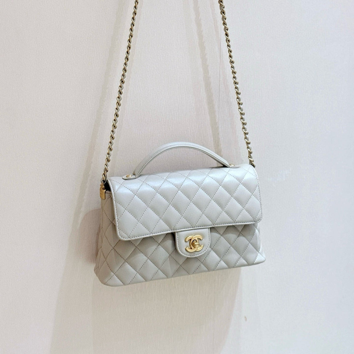 25P KELLY HANDLE BAG 26 IN MILKY WHITE LAMBSKIN GOLD HARDWARE