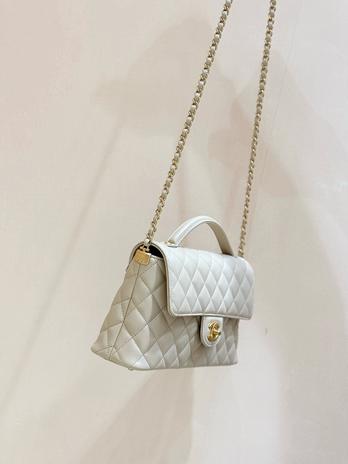 25P KELLY HANDLE BAG 26 IN MILKY WHITE LAMBSKIN GOLD HARDWARE
