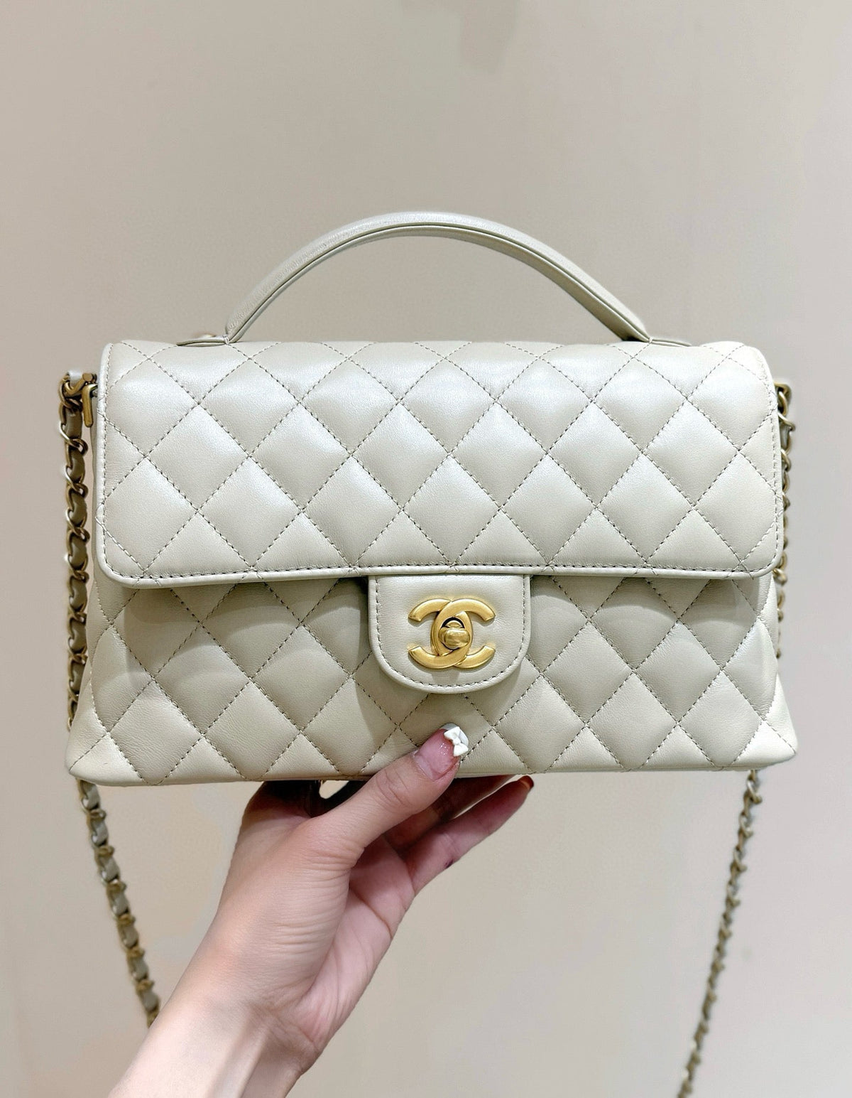 25P KELLY HANDLE BAG 26 IN MILKY WHITE LAMBSKIN GOLD HARDWARE