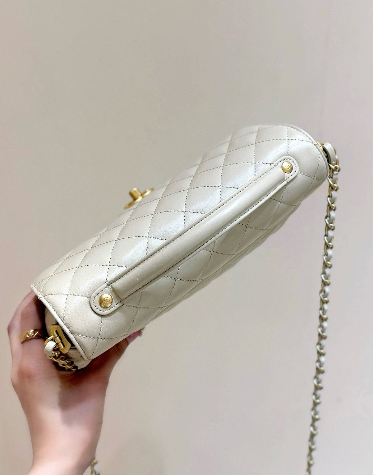 25P KELLY HANDLE BAG 26 IN MILKY WHITE LAMBSKIN GOLD HARDWARE
