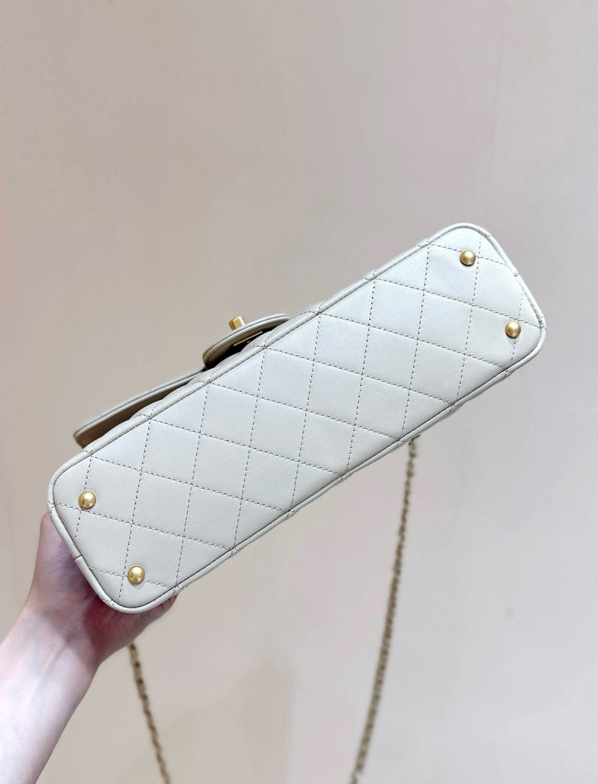 25P KELLY HANDLE BAG 26 IN MILKY WHITE LAMBSKIN GOLD HARDWARE