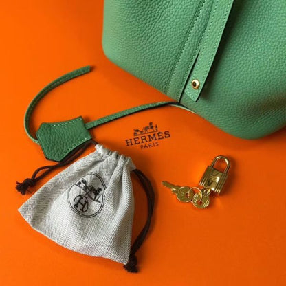 HERM Picotin Lock 22 Bag In Vert Criquet Clemence Leather