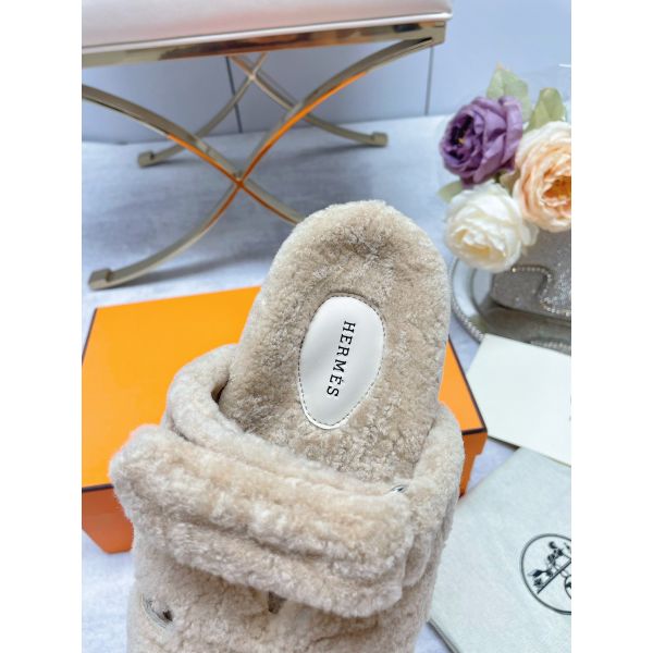 HERM Women's Chypre Sandals In Off White Shearling