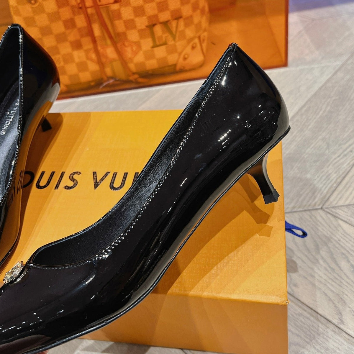 LV SINGLE LOW HEEL PUMP SHINY BLACK