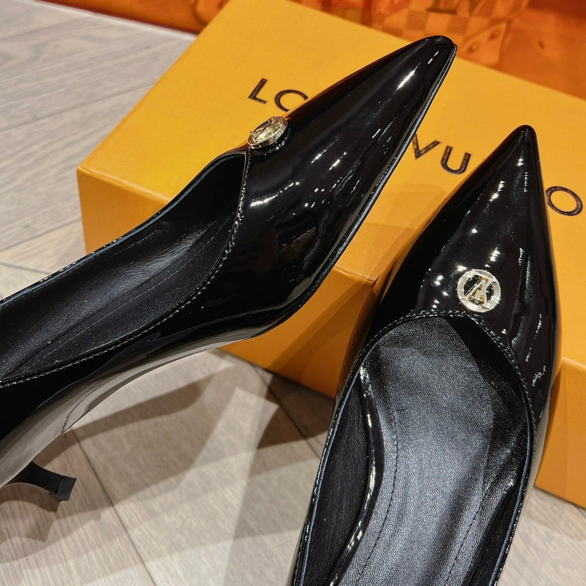 LV SINGLE LOW HEEL PUMP SHINY BLACK