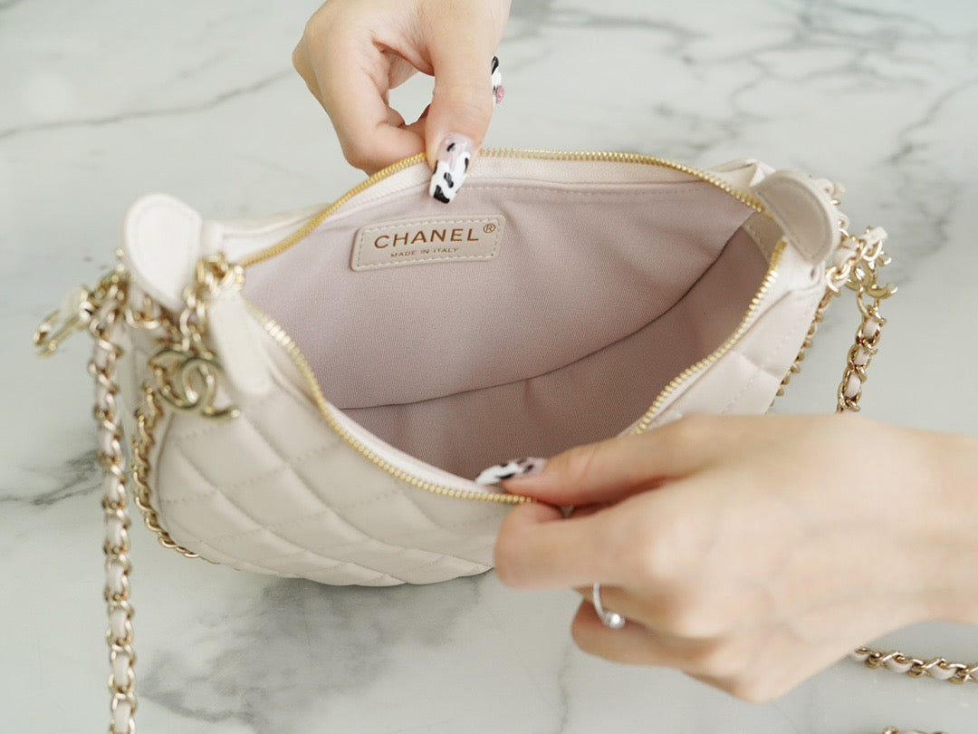CHA 23p Hobo Bag