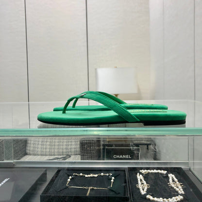 THONG SLIDE IN EMERALD GREEN SUEDE