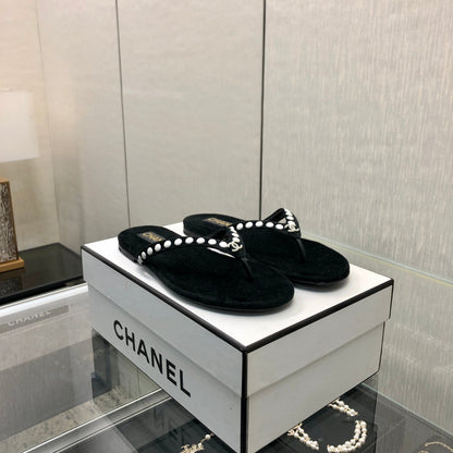 THONG SLIDE IN BLACK SUEDE WITH WHITE DOT