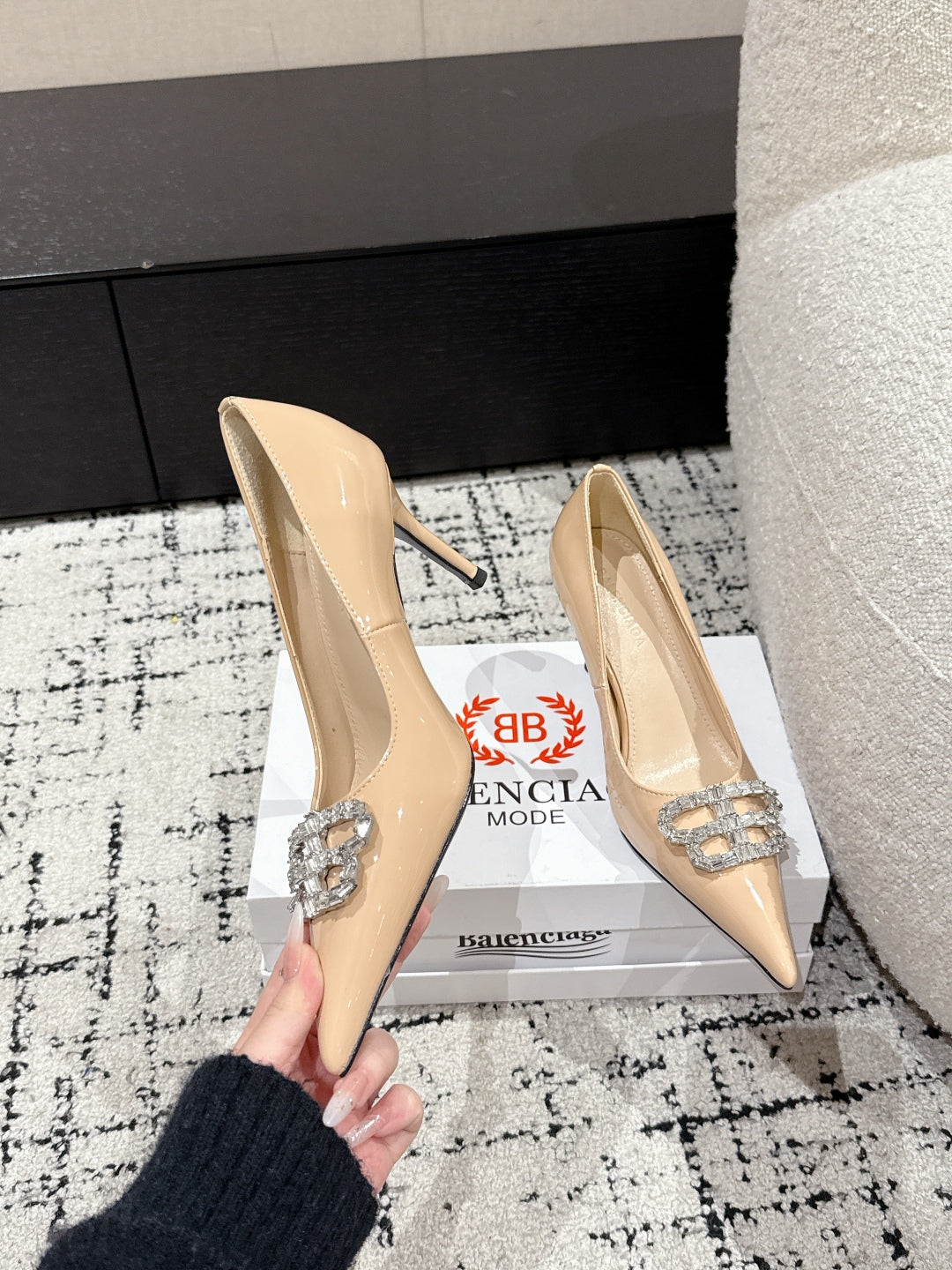 POINTED HIGH PUMPS IN LUXE BEIGE PATENT CALFSKIN WITH CRYSTAL BUCKLE