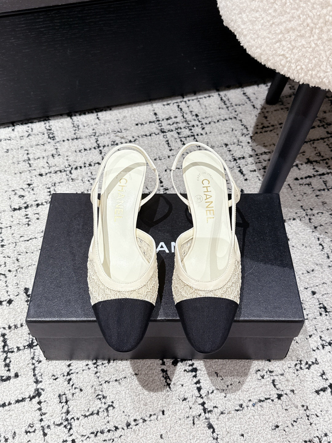 HIGH SLINGBACK 25S IN OFF WHITE FABRIC AND BLACK CALFSKIN CANVAS