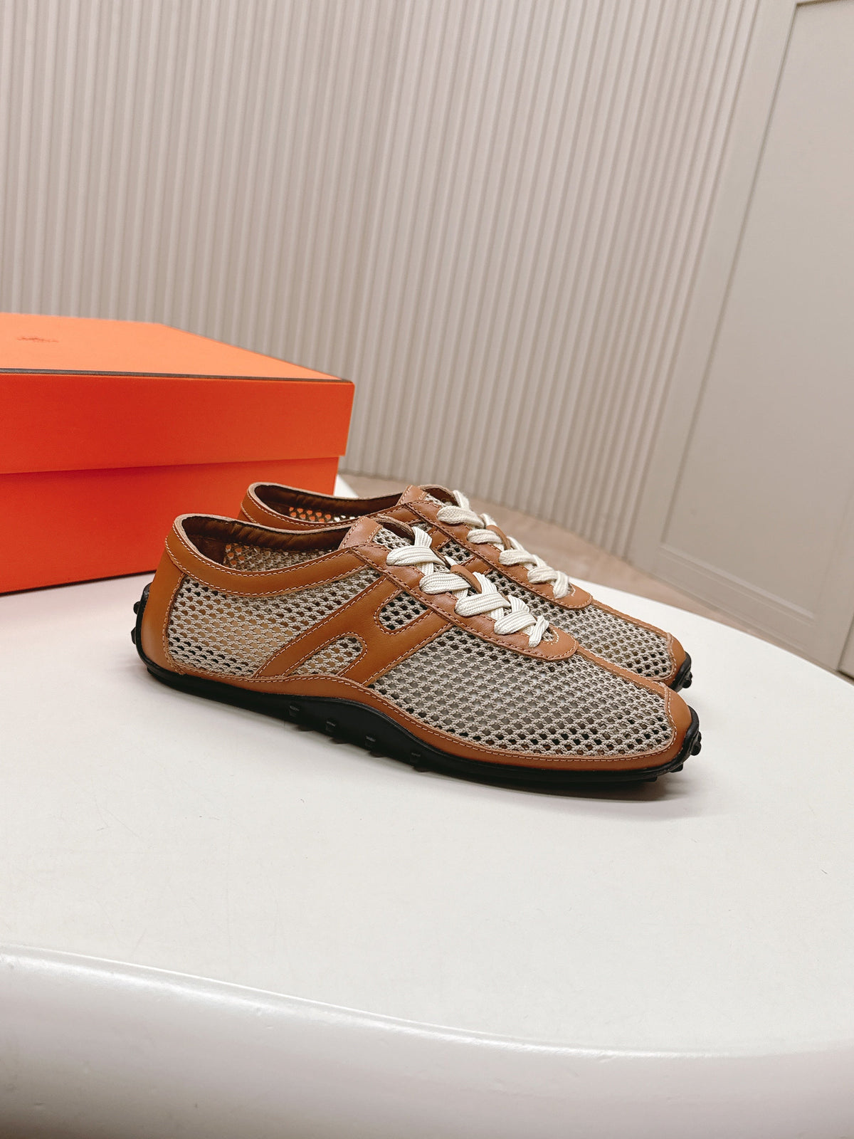 KIGA SNEAKER IN WHITE CROCHET KNIT AND BRONZE BROWN CALFSKIN