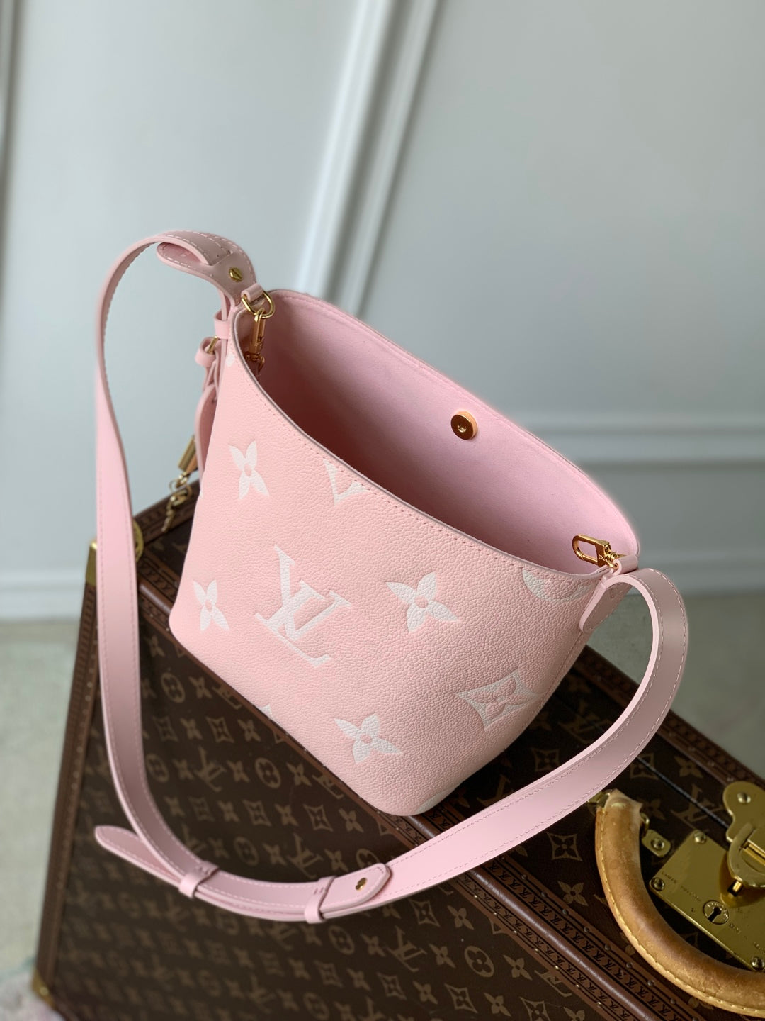 ALL IN BB BAG 18 IN QUARTZ PINK AND BEIGE EMBOSSED COWHIDE